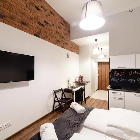 2 Nights - Great Location, Right Next To Main Rail And Bus Station, 10 Min To Main Square By Foot