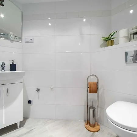 2 Nights - Great Location, Right Next To Main Rail And Bus Station, 10 Min To Main Square By Foot 3*