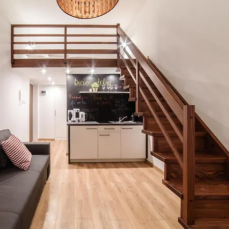 Ξενοδοχείο με διαμερίσματα 2 Nights - Great Location, Right Next To Main Rail And Bus Station, 10 Min To Main Square By Foot 3*