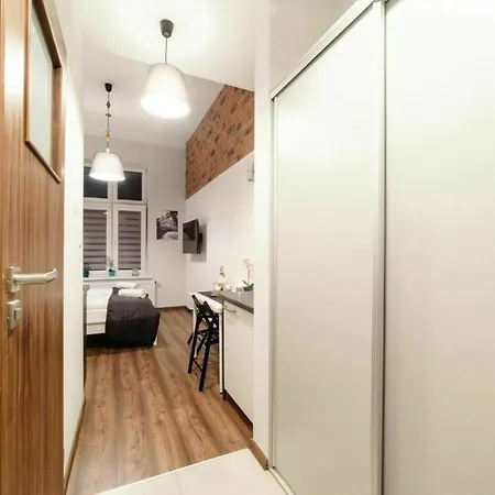 Ξενοδοχείο με διαμερίσματα 2 Nights - Great Location, Right Next To Main Rail And Bus Station, 10 Min To Main Square By Foot 3*