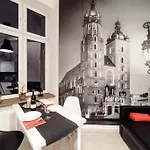 2 Nights - Great Location, Right Next To Main Rail And Bus Station, 10 Min To Main Square By Foot מלון דירות 3*