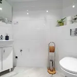 2 Nights - Great Location, Right Next To Main Rail And Bus Station, 10 Min To Main Square By Foot 3*