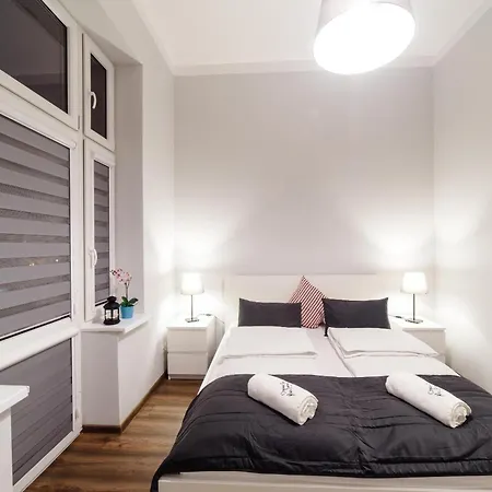 Aparthotel 2 Nights Apartments - Great Location, Right Next To Main Rail And Bus Station, 10 Min To Main Square By Foot
