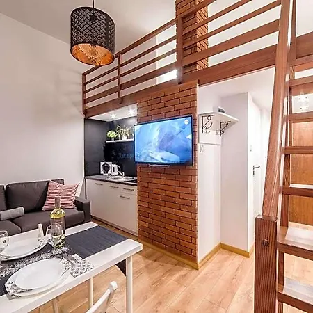 2 Nights - Great Location, Right Next To Main Rail And Bus Station, 10 Min To Main Square By Foot 3*