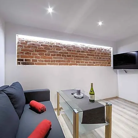 Апарт-отель 2 Nights Apartments - Great Location, Right Next To Main Rail And Bus Station, 10 Min To Main Square By Foot 3*