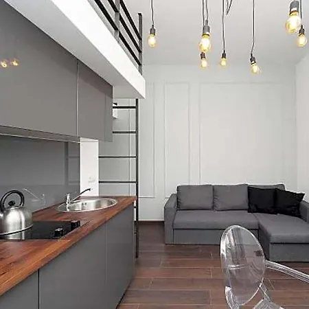 2 Nights - Great Location, Right Next To Main Rail And Bus Station, 10 Min To Main Square By Foot 3* Krakov
