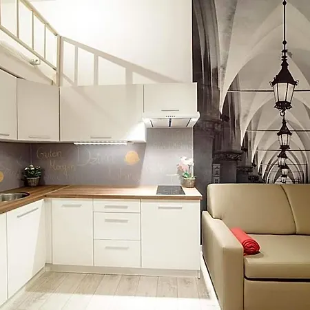 2 Nights - Great Location, Right Next To Main Rail And Bus Station, 10 Min To Main Square By Foot