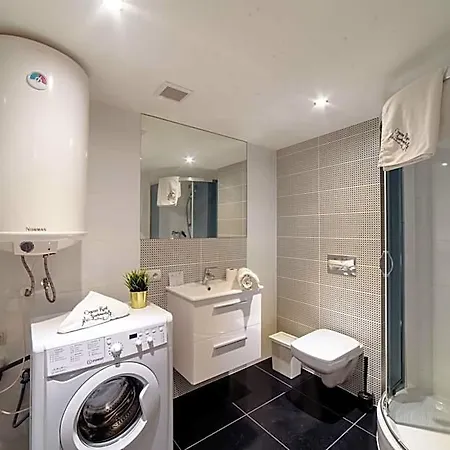 2 Nights - Great Location, Right Next To Main Rail And Bus Station, 10 Min To Main Square By Foot 3* Krakov