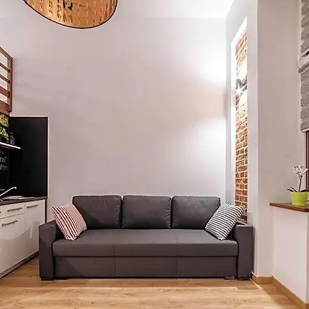 2 Nights Apartments - Great Location, Right Next To Main Rail And Bus Station, 10 Min To Main Square By Foot 3*