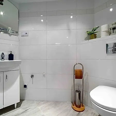 2 Nights - Great Location, Right Next To Main Rail And Bus Station, 10 Min To Main Square By Foot 3*