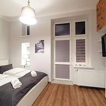 2 Nights Apartments - Great Location, Right Next To Main Rail And Bus Station, 10 Min To Main Square By Foot