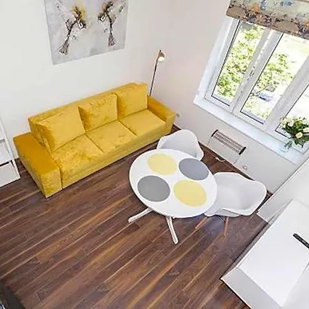 Aparthotel 2 Nights Apartments - Great Location, Right Next To Main Rail And Bus Station, 10 Min To Main Square By Foot Krakow