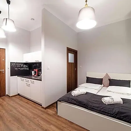 Aparthotel 2 Nights Apartments - Great Location, Right Next To Main Rail And Bus Station, 10 Min To Main Square By Foot Krakow