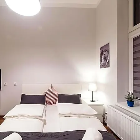 2 Nights Apartments - Great Location, Right Next To Main Rail And Bus Station, 10 Min To Main Square By Foot