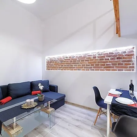 2 Nights Apartments - Great Location, Right Next To Main Rail And Bus Station, 10 Min To Main Square By Foot