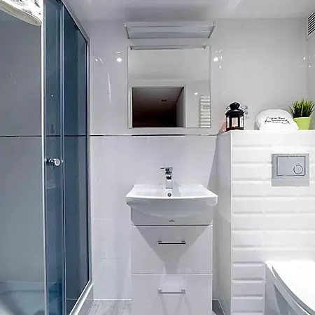 Апарт-отель 2 Nights Apartments - Great Location, Right Next To Main Rail And Bus Station, 10 Min To Main Square By Foot Краков
