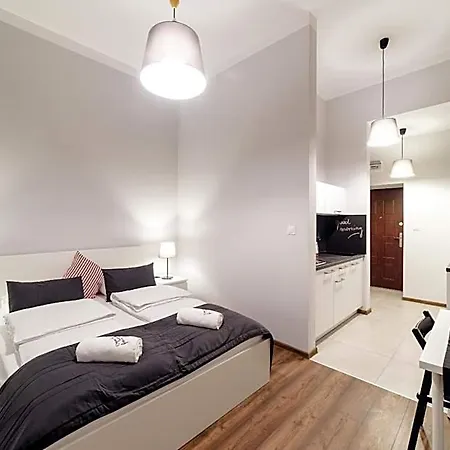 2 Nights Apartments - Great Location, Right Next To Main Rail And Bus Station, 10 Min To Main Square By Foot Апарт-отель 3*