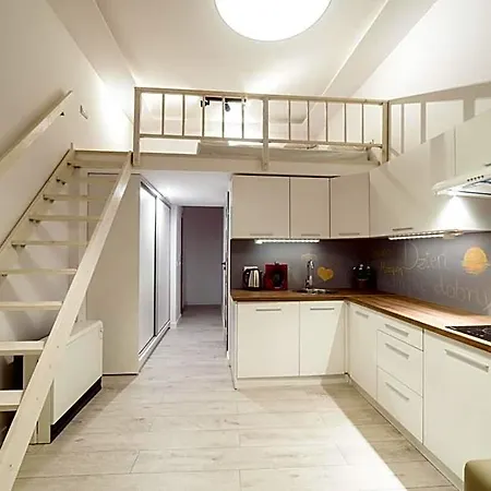2 Nights Apartments - Great Location, Right Next To Main Rail And Bus Station, 10 Min To Main Square By Foot