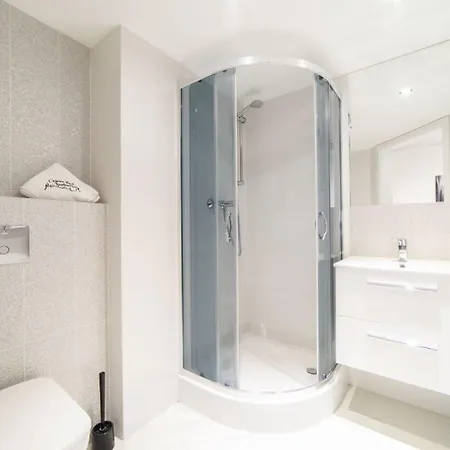Aparthotel 2 Nights Apartments - Great Location, Right Next To Main Rail And Bus Station, 10 Min To Main Square By Foot 3*