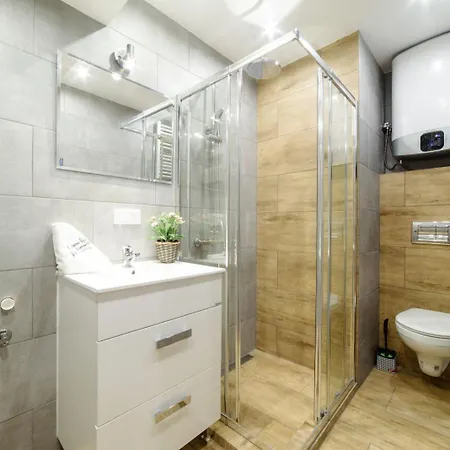 2 Nights Apartments - Great Location, Right Next To Main Rail And Bus Station, 10 Min To Main Square By Foot Aparthotel 3*