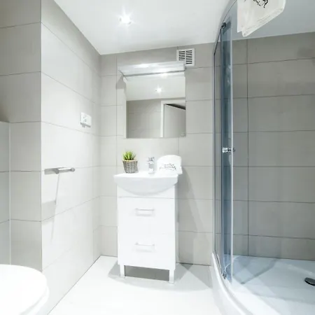 2 Nights Apartments - Great Location, Right Next To Main Rail And Bus Station, 10 Min To Main Square By Foot 3*