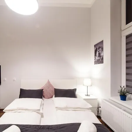 Aparthotel 2 Nights Apartments - Great Location, Right Next To Main Rail And Bus Station, 10 Min To Main Square By Foot