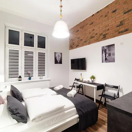 2 Nights Apartments - Great Location, Right Next To Main Rail And Bus Station, 10 Min To Main Square By Foot Aparthotel