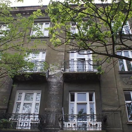 Aparthotel 2 Nights Apartments - Great Location, Right Next To Main Rail And Bus Station, 10 Min To Main Square By Foot 3*