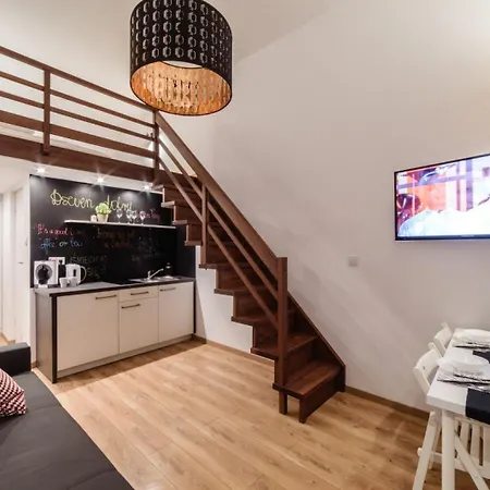 2 Nights Apartments - Great Location, Right Next To Main Rail And Bus Station, 10 Min To Main Square By Foot Aparthotel