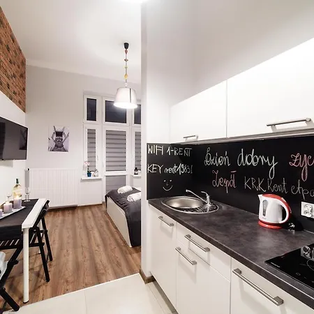 2 Nights - Great Location, Right Next To Main Rail And Bus Station, 10 Min To Main Square By Foot Apart Otel