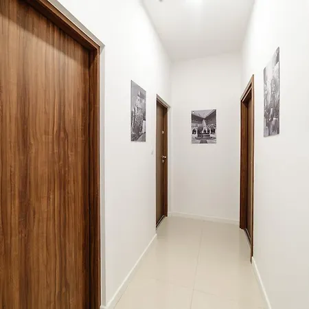 2 Nights - Great Location, Right Next To Main Rail And Bus Station, 10 Min To Main Square By Foot 3*