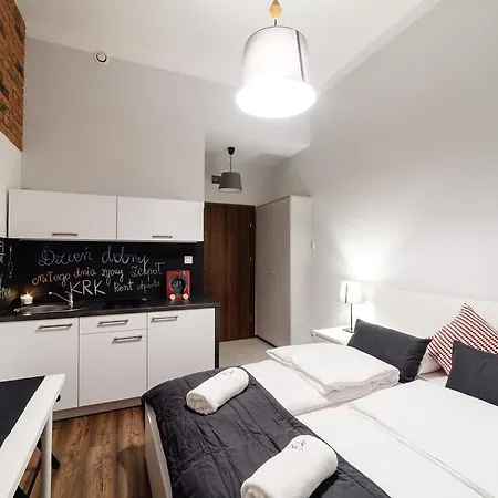 2 Nights - Great Location, Right Next To Main Rail And Bus Station, 10 Min To Main Square By Foot Apart Otel 3*