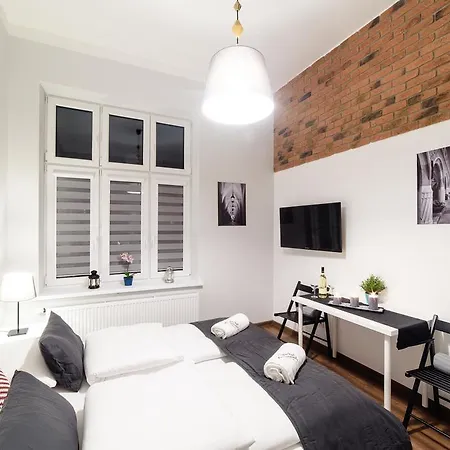 2 Nights Apartments - Great Location, Right Next To Main Rail And Bus Station, 10 Min To Main Square By Foot