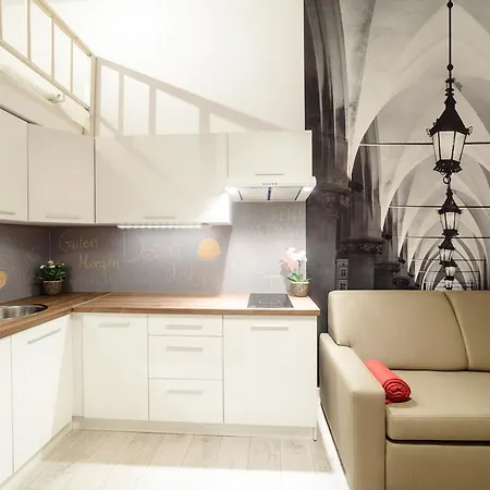 2 Nights - Great Location, Right Next To Main Rail And Bus Station, 10 Min To Main Square By Foot