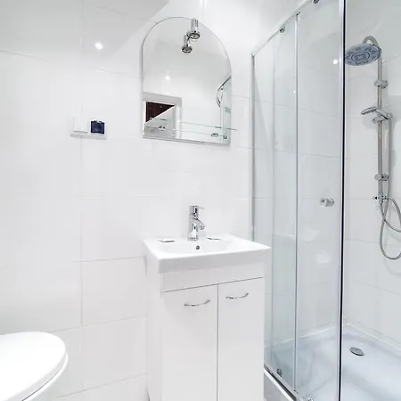 2 Nights Apartments - Great Location, Right Next To Main Rail And Bus Station, 10 Min To Main Square By Foot 3*