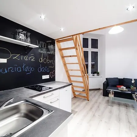 2 Nights - Great Location, Right Next To Main Rail And Bus Station, 10 Min To Main Square By Foot