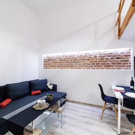 2 Nights - Great Location, Right Next To Main Rail And Bus Station, 10 Min To Main Square By Foot