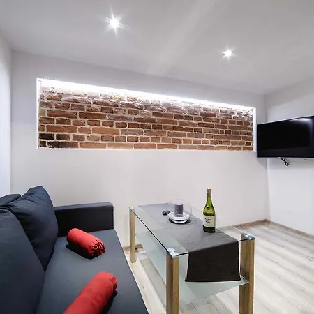 2 Nights - Great Location, Right Next To Main Rail And Bus Station, 10 Min To Main Square By Foot