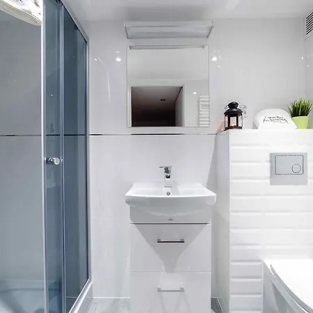 2 Nights - Great Location, Right Next To Main Rail And Bus Station, 10 Min To Main Square By Foot Krakow