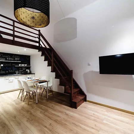 Aparthotel 2 Nights Apartments - Great Location, Right Next To Main Rail And Bus Station, 10 Min To Main Square By Foot Krakow