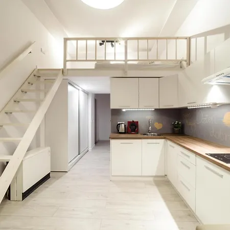 2 Nights - Great Location, Right Next To Main Rail And Bus Station, 10 Min To Main Square By Foot Apartmanhotel