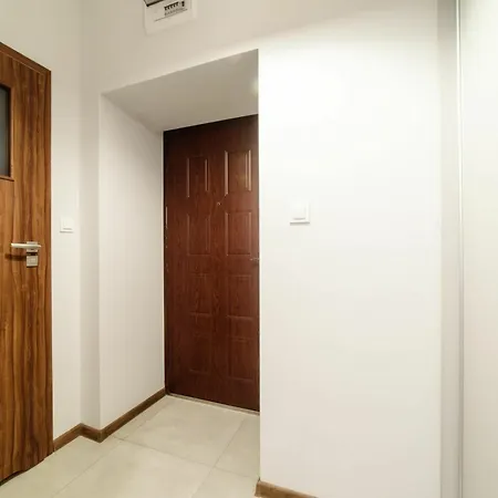 2 Nights - Great Location, Right Next To Main Rail And Bus Station, 10 Min To Main Square By Foot 3* Krakkó