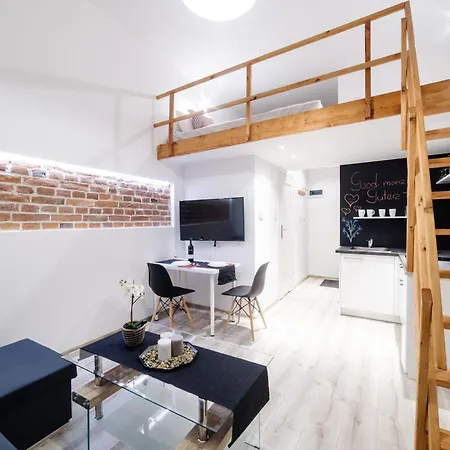 2 Nights - Great Location, Right Next To Main Rail And Bus Station, 10 Min To Main Square By Foot 3*