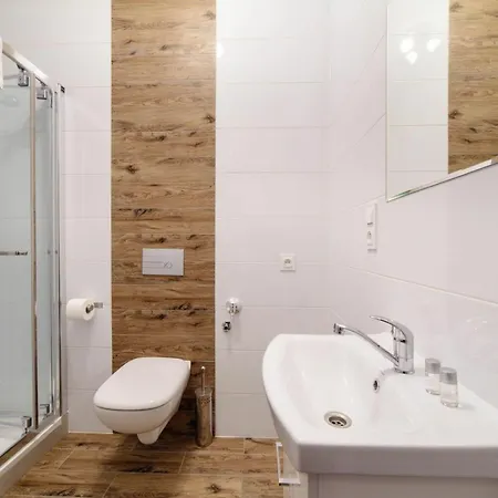 2 Nights - Great Location, Right Next To Main Rail And Bus Station, 10 Min To Main Square By Foot 3*