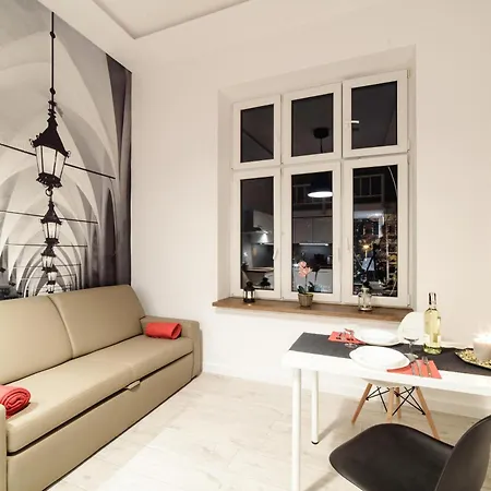 2 Nights - Great Location, Right Next To Main Rail And Bus Station, 10 Min To Main Square By Foot 3* Krakow
