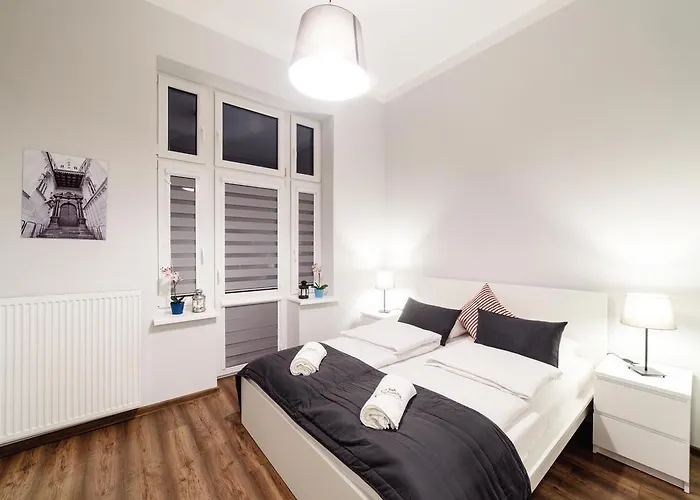 2 Nights - Great Location, Right Next To Main Rail And Bus Station, 10 Min To Main Square By Foot Apart Otel Krakow