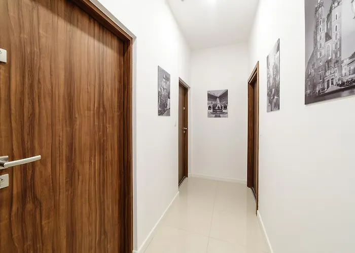 2 Nights - Great Location, Right Next To Main Rail And Bus Station, 10 Min To Main Square By Foot 3*