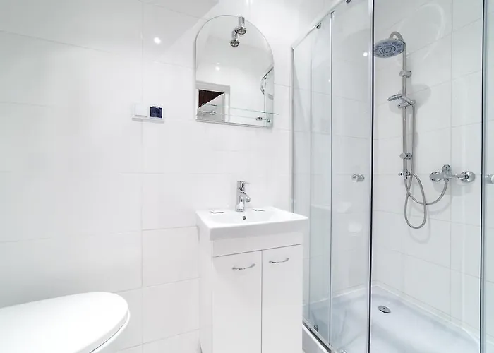 2 Nights - Great Location, Right Next To Main Rail And Bus Station, 10 Min To Main Square By Foot 3*