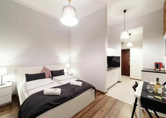 2 Nights - Great Location, Right Next To Main Rail And Bus Station, 10 Min To Main Square By Foot 3* Krakow