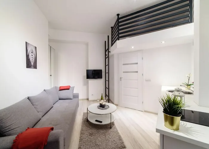 2 Nights - Great Location, Right Next To Main Rail And Bus Station, 10 Min To Main Square By Foot 3* Krakow